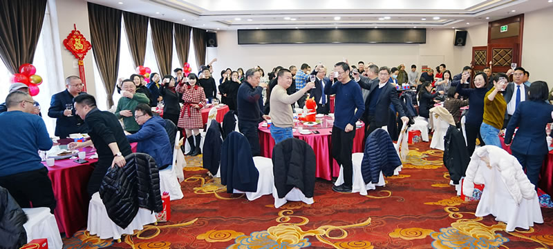 舉杯歡慶  共迎新春.jpg